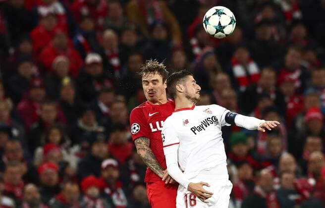 MOSCOW, RUSSIA - OCTOBER 17, 2017: Spartak Moscow s Andrei Yeshchenko (L) and FC Sevilla s Sergio Escudero fight for the ball in their 2017 18 UEFA Champions League Group E Round 3 football match at Otkrytiye Arena Stadium. Stanislav Krasilnikov TASS  TS0650BE