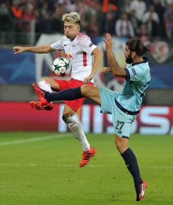 RB Leipzig Porto Football Champions League Leipzig 17 10 2017 Red Bull Arena Football UEFA Champions League Group G 3 Matchday Lawn ball sport Leipzig vs FC Porto in Picture from left Kevin Kampl RB and Sergio Oliveira 27 Porto