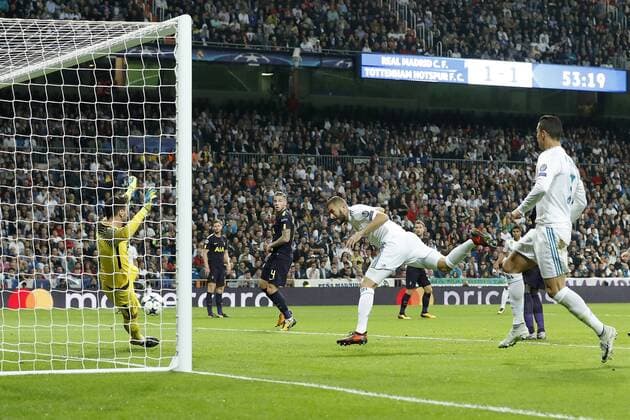 (L-R) goalkeeper Hugo Lloris of Tottenham Hotspur FC, Jan Vertonghen of Tottenham Hotspur FC, Toby Alderweireld of Tottenham Hotspur FC, Karim Benzema of Real Madrid, Christian Eriksen of Tottenham Hotspur FC, Cristiano Ronaldo of Real Madrid during the UEFA Champions League group H match between Real Madrid and Tottenham Hotspur on October 17, 2017 at the Santiago Bernabeu stadium in Madrid, Spain. UEFA Champions League 2017 2018 xVIxVIxImagesx xMauricexvanxSteenxIVx 9041599