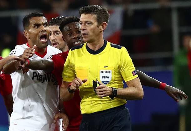 MOSCOW, RUSSIA - OCTOBER 17, 2017: FC Sevilla s Gabriel Mercado, Spartak Moscow s Quincy Promes and referee Gianluca Rocchi (L-R) in the 2017 18 UEFA Champions League Group E Round 3 football match between Spartak Moscow and FC Sevilla at Otkrytiye Arena Stadium. Stanislav Krasilnikov TASS  TS0650C9