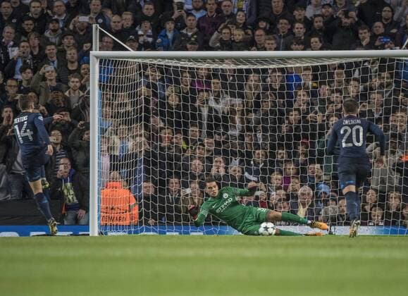 17th October 2017, Etihad Stadium, Manchester, England; UEFA Champions League, Manchester City versus Napoli; Ederson of Manchester City saves a 38th minute penalty from Dries Mertens of Napoli  ActionPlus11941112