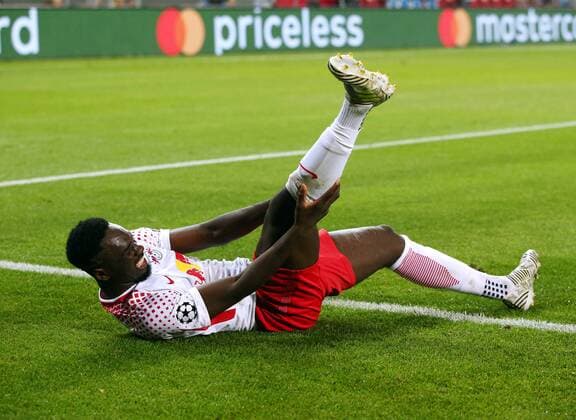 Jean Kevin Augustin injured at Bottom lying Injury Spasm Action shot Game scene duel Sports Football Football UEFA CL Champions League men Season 2017 2018 17 10 2017 RB Leipzig RBL vs FC Porto