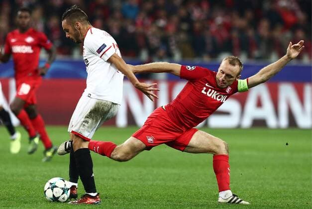 MOSCOW, RUSSIA - OCTOBER 17, 2017: FC Sevilla s Pablo Sarabia (L) and Spartak Moscow s Denis Glushakov fight for the ball in their 2017 18 UEFA Champions League Group E Round 3 football match at Otkrytiye Arena Stadium. Stanislav Krasilnikov TASS  TS0650CA