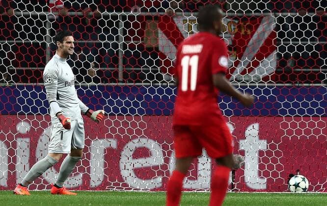 MOSCOW, RUSSIA - OCTOBER 17, 2017: FC Sevilla s goalkeeper Sergio Rico (L) concedes a goal in the 2017 18 UEFA Champions League Group E Round 3 football match against Spartak Moscow at Otkrytiye Arena Stadium. Stanislav Krasilnikov TASS  TS0650CB