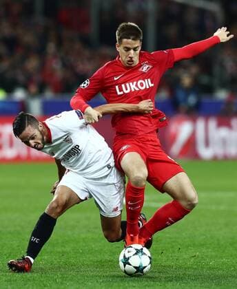 MOSCOW, RUSSIA - OCTOBER 17, 2017: FC Sevilla s Pablo Sarabia (L) and Spartak Moscow s Mario Pasalic fight for the ball in their 2017 18 UEFA Champions League Group E Round 3 football match at Otkrytiye Arena Stadium. Stanislav Krasilnikov TASS  TS0650CE