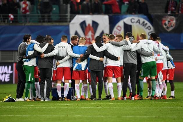 Football men Season 2017 2018 Champions League Group G 3 Matchday RB Leipzig FC Porto cheering After the Played Head coach Ralph Hasenhüttl RB Leipzig celebrate with the Team on the Playing field 17 10 2017 Copyright: xMatthiasxKochx
