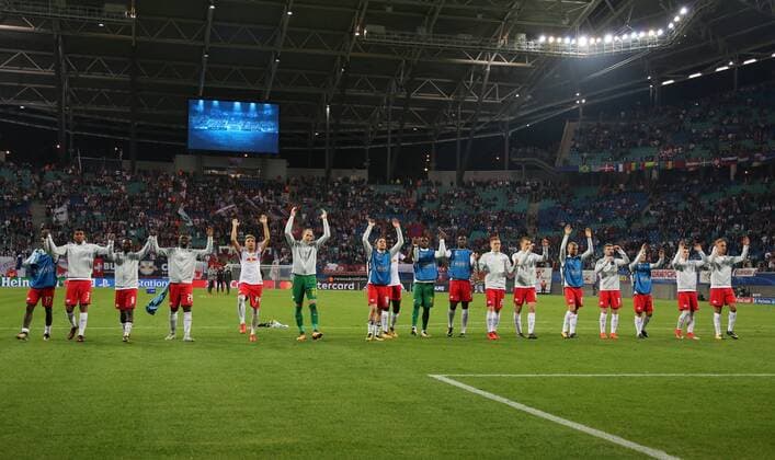 Leipzig celebrate 3 2 Victory before the supporters happiness Emotion jubilant cheering After Game over Sports Football Football UEFA CL Champions League men Season 2017 2018 17 10 2017 RB Leipzig RBL vs FC Porto