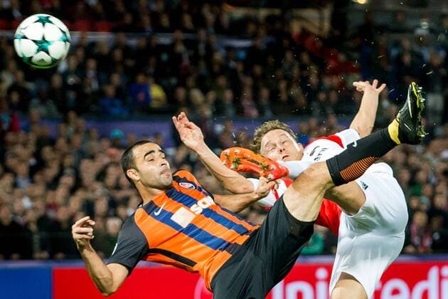 ROTTERDAM - Feyenoord - FC Shakhtar Donetsk , Voetbal , Seizoen 2017 2018 , Champions League , Feijenoord stadion de Kuip , 17-10-2017 , Shakhtar Donetsk speler Ismaily (l) in duel met Feyenoord speler Jens Toornstra (r) Feyenoord - Shakhtar  x1764082x