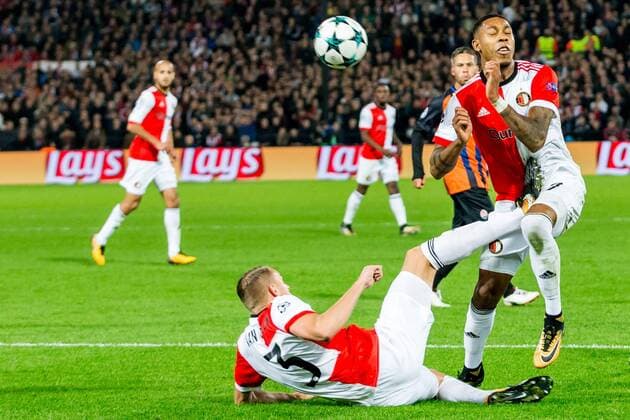 ROTTERDAM - Feyenoord - FC Shakhtar Donetsk , Voetbal , Seizoen 2017 2018 , Champions League , Feijenoord stadion de Kuip , 17-10-2017 , Feyenoord speler Sven van Beek (l) komt lelijk in botsing met Feyenoord speler Jean-Paul Boetius (r) Feyenoord - Shakhtar  x1764085x