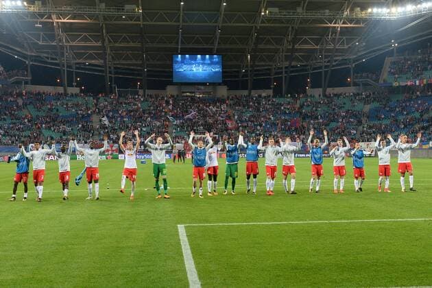 Football men Season 2017 2018 Champions League Group G 3 Matchday RB Leipzig FC Porto cheering After the Played The Players from RB Leipzig celebrate with the supporters the first Victory in the Champions League 17 10 2017 Copyright: xMatthiasxKochx