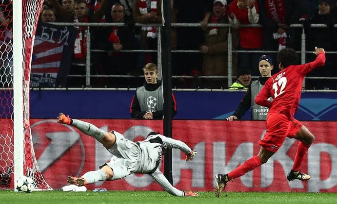 MOSCOW, RUSSIA - OCTOBER 17, 2017: FC Sevilla s goalkeeper Sergio Rico (L) who has conceded a goal and Spartak Moscow s Luiz Adriano in their 2017 18 UEFA Champions League Group E Round 3 football match at Otkrytiye Arena Stadium. Stanislav Krasilnikov TASS  TS0650D3