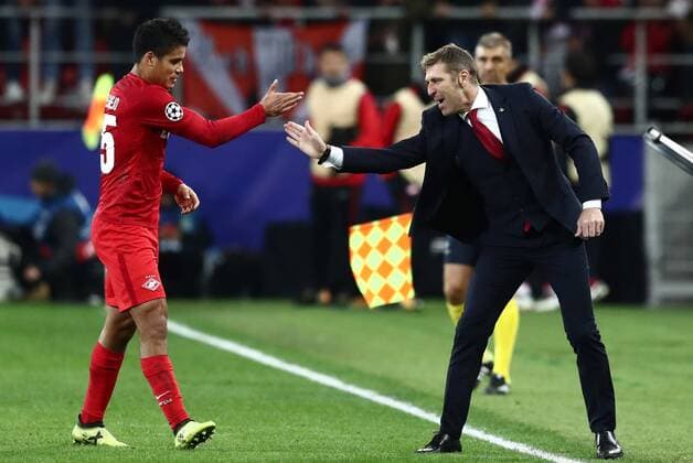 MOSCOW, RUSSIA - OCTOBER 17, 2017: Spartak Moscow s Lorenzo Melgarejo (L) and Spartak Moscow s manager Massimo Carrera in the 2017 18 UEFA Champions League Group E Round 3 football match against FC Sevilla at Otkrytiye Arena Stadium. FC Spartak Moscow won the game 5-1. Stanislav Krasilnikov TASS  TS0650D5