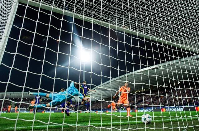 MARIBOR, SLOVENIA - OCTOBER 17: Roberto Firmino of Liverpool FC scoring first goal against Jasmin Handanovic of NK Maribor during UEFA Champions League 2017 18 group E match between NK Maribor and Liverpool FC at Stadium Ljudski vrt, on October 17, 2017 in Maribor, Slovenia. (Photo by Vid Ponikvar Sportida) Football  Copyright: xVidxPonikvarx xSportidax