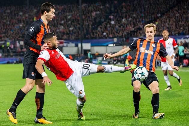 ROTTERDAM - Feyenoord - FC Shakhtar Donetsk , Voetbal , Seizoen 2017 2018 , Champions League , Feijenoord stadion de Kuip , 17-10-2017 , Shakhtar Donetsk speler Taras Stepanenko (l) en Shakhtar Donetsk speler Bohdan Butko (r) in duel met Feyenoord speler Tonny Vilhena (m) Feyenoord - Shakhtar  x1764161x