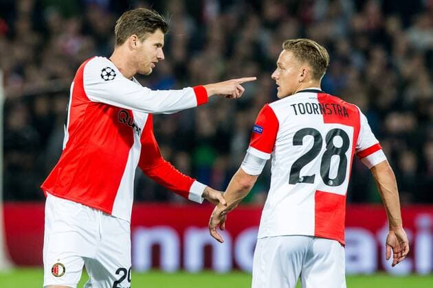 ROTTERDAM - Feyenoord - FC Shakhtar Donetsk , Voetbal , Seizoen 2017 2018 , Champions League , Feijenoord stadion de Kuip , 17-10-2017 , Feyenoord speler Michiel Kramer (l) geeft aanwijzingen aan Feyenoord speler Jens Toornstra (r) Feyenoord - Shakhtar  x1764164x
