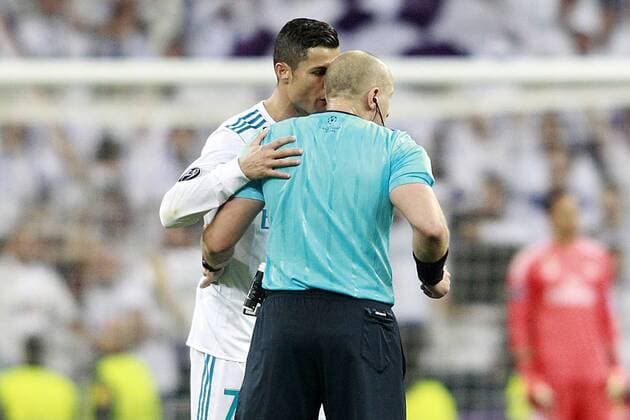 Real Madrid s Cristiano Ronaldo speaks with Polish referee Szymon Marciniak during Champions League Group H match 3. October 17,2017.  (2017101722)