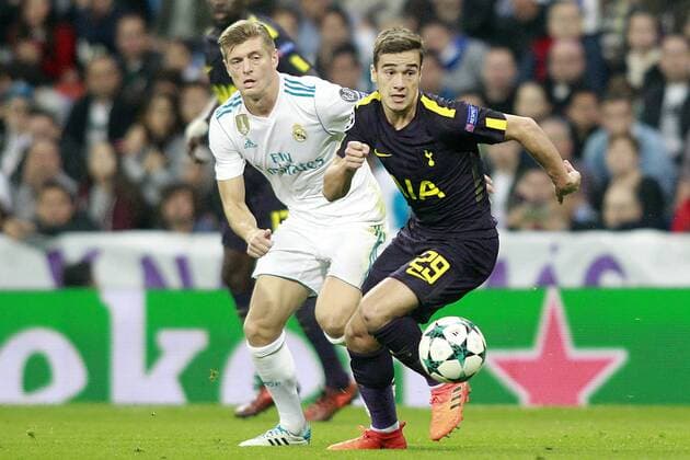 Real Madrid s Toni Kroos (l) and Tottenham Hotspur FC s Harry Winks during Champions League Group H match 3. October 17,2017.  (2017101711)