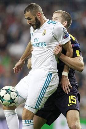 Real Madrid s Karim Benzema (l) and Tottenham Hotspur FC s Eric Dier during Champions League Group H match 3. October 17,2017.  (2017101713)