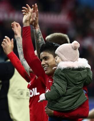 MOSCOW, RUSSIA - OCTOBER 17, 2017: Spartak Moscow s Lorenzo Melgarejo with daughter Samia after his club s victory in the 2017 18 UEFA Champions League Group E Round 3 football match against FC Sevilla at Otkrytiye Arena Stadium. FC Spartak Moscow won the game 5-1. Stanislav Krasilnikov TASS  TS0650E6