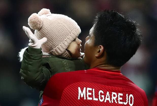 MOSCOW, RUSSIA - OCTOBER 17, 2017: Spartak Moscow s Lorenzo Melgarejo with daughter Samia after his club s victory in the 2017 18 UEFA Champions League Group E Round 3 football match against FC Sevilla at Otkrytiye Arena Stadium. FC Spartak Moscow won the game 5-1. Stanislav Krasilnikov TASS  TS0650E7