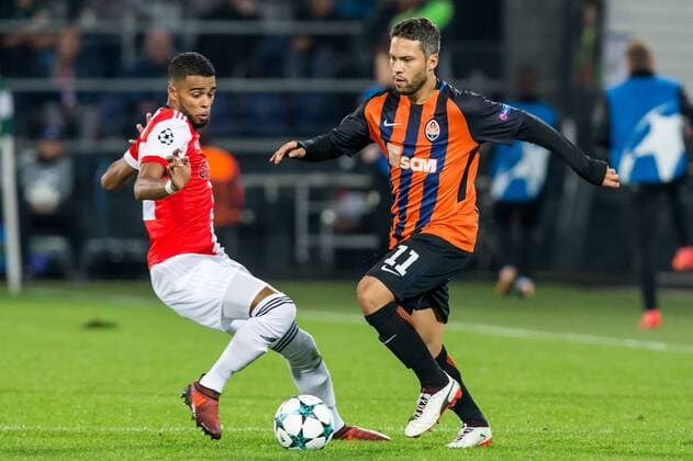 ROTTERDAM - Feyenoord - FC Shakhtar Donetsk , Voetbal , Seizoen 2017 2018 , Champions League , Feijenoord stadion de Kuip , 17-10-2017 , eindstand 1-2 , Shakhtar Donetsk speler Marlos (r) in duel met Feyenoord speler Jeremiah St. Juste (l) Feyenoord - Shakhtar  x1764282x