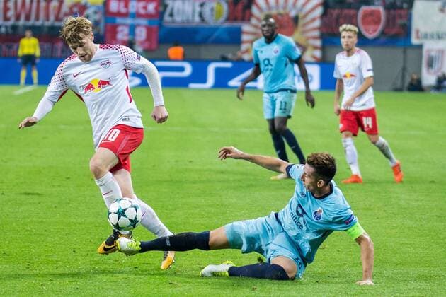 v left Emil Forsberg RB Leipzig 10 Hector Herrera FC Porto 16 duel Duel Action shot Action Football UEFA Champions League RB Leipzig FC Porto xprx