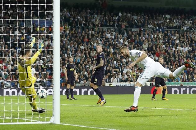 (L-R) goalkeeper Hugo Lloris of Tottenham Hotspur FC, Jan Vertonghen of Tottenham Hotspur FC, Toby Alderweireld of Tottenham Hotspur FC, Karim Benzema of Real Madrid, Christian Eriksen of Tottenham Hotspur FC, Cristiano Ronaldo of Real Madrid during the UEFA Champions League group H match between Real Madrid and Tottenham Hotspur on October 17, 2017 at the Santiago Bernabeu stadium in Madrid, Spain. UEFA Champions League 2017 2018 xVIxVIxImagesx xMauricexvanxSteenxIVx 9043014
