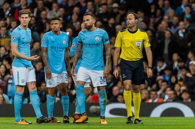 Manchester City players surround the referee Antonio Mateu Lahoz after he awards penalty to Napoli during the UEFA Champions League Group F match between Manchester City and Napoli at the Etihad Stadium Manchester England on 17 October 2017 Photo by John Baguley  xJohnxBaguleyx xUKSP_CHAMPS_MAN-v-NAP_JB_20171017-070x