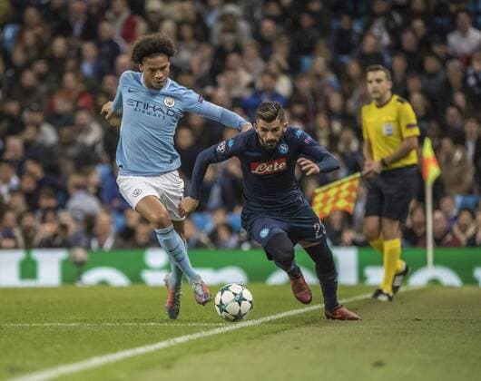 Bilder des Tages - SPORT 17th October 2017, Etihad Stadium, Manchester, England; UEFA Champions League, Manchester City versus Napoli; Elseid Hysaj of Napoli tries to evade the challenge from Leroy Sane of Manchester City  ActionPlus11941180
