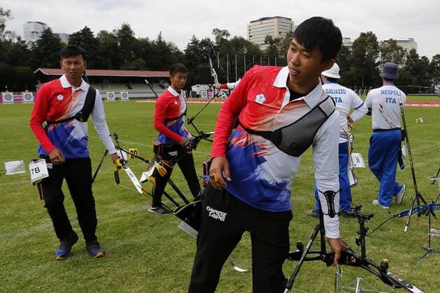 The China Taipei team members Wei Chun-Heng, Lee Chin-Tang and Deng Yu-Cheng compete during the male recuve bow event as part of the outdoor World Archery Championships in Mexico City, Mexico, 17 October 2017. The World Championships will continue until the weekend, when the competition will be moved to the Main Square of the capital. World Archery Championships in Mexico !ACHTUNG: NUR REDAKTIONELLE NUTZUNG!  Copyright: xJoséxMéndezx MEX001 20171018-636438856249703261