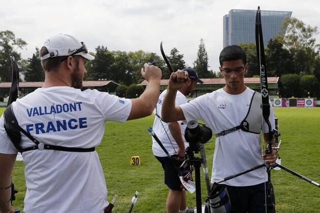 The France team members Jean-Charles Valladont, Pierre Plihon and Thomas Chirault compete during the male recuve bow event as part of the outdoor World Archery Championships in Mexico City, Mexico, 17 October 2017. The World Championships will continue until the weekend, when the competition will be moved to the Main Square of the capital. World Archery Championships in Mexico !ACHTUNG: NUR REDAKTIONELLE NUTZUNG!  Copyright: xJoséxMéndezx MEX004 20171018-636438856943435261