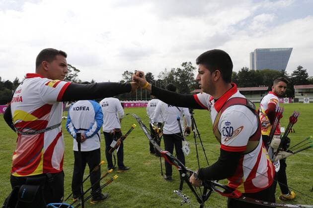 The Spain team members Pablo Acha, Miguel Alvarino Garcia and Miguel Pifarre Trujillo compete during the male recuve bow event as part of the outdoor World Archery Championships in Mexico City, Mexico, 17 October 2017. The World Championships will continue until the weekend, when the competition will be moved to the Main Square of the capital. World Archery Championships in Mexico !ACHTUNG: NUR REDAKTIONELLE NUTZUNG!  Copyright: xJoséxMéndezx MEX006 20171018-636438857593799261