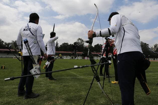 The South Korea team members Im Dong Hyun, Kim Woojin and Oh Jin Hyek compete during the male recuve bow event as part of the outdoor World Archery Championships in Mexico City, Mexico, 17 October 2017. The World Championships will continue until the weekend, when the competition will be moved to the Main Square of the capital. World Archery Championships in Mexico !ACHTUNG: NUR REDAKTIONELLE NUTZUNG!  Copyright: xJoséxMéndezx MEX007 20171018-636438858226067261
