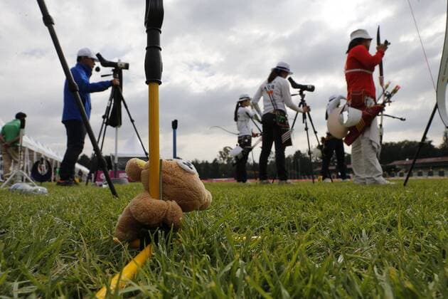 A view of a bow of the Chinese team with a teddy bear during the female recuve bow event as part of the outdoor World Archery Championships in Mexico City, Mexico, 17 October 2017. The World Championships will continue until the weekend, when the competition will be moved to the Main Square of the capital. World Archery Championships in Mexico !ACHTUNG: NUR REDAKTIONELLE NUTZUNG!  Copyright: xJoséxMéndezx MEX011 20171018-636438859532099261
