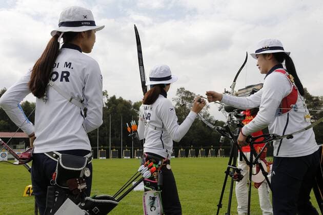 The South Korean team members Kang Chae Young, Chang Hye Jin and Choi Misun compete during the female recuve bow event as part of the outdoor World Archery Championships in Mexico City, Mexico, 17 October 2017. The World Championships will continue until the weekend, when the competition will be moved to the Main Square of the capital. World Archery Championships in Mexico !ACHTUNG: NUR REDAKTIONELLE NUTZUNG!  Copyright: xJoséxMéndezx MEX013 20171018-636438860180747261