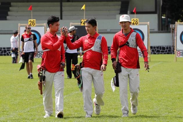 The China team members Wenxuan Wang, Ding Liye and Zhongyu Liu prepare to compete during the male recuve bow event as part of the outdoor World Archery Championships in Mexico City, Mexico, 17 October 2017. The World Championships will continue until the weekend, when the competition will be moved to the Main Square of the capital. World Archery Championships in Mexico !ACHTUNG: NUR REDAKTIONELLE NUTZUNG!  Copyright: xJoséxMéndezx MEX019 20171018-636438862126535261