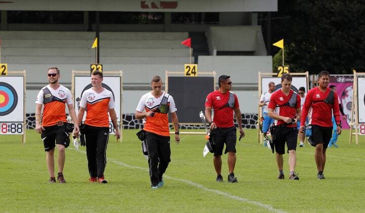 The Netherlands team members Sjef Van Den Berg, Steve Wijler and Rick Van Der Ven (L) and Canada team members Crispin Duenas, Brian Maxwell and Hamilton Nguyen prepare to compete during the male recuve bow event as part of the outdoor World Archery Championships in Mexico City, Mexico, 17 October 2017. The World Championships will continue until the weekend, when the competition will be moved to the Main Square of the capital. World Archery Championships in Mexico !ACHTUNG: NUR REDAKTIONELLE NUTZUNG!  Copyright: xJoséxMéndezx MEX020 20171018-636438862749755261