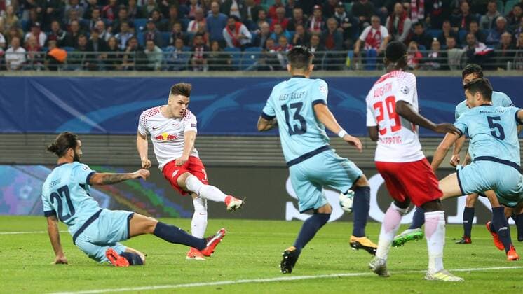 Marcel Sabitzer RB Leipzig Group game G Champions League Season 2017 2018 Lawn ball sport Leipzig vs FC Porto in the RB Arena in Leipzig Action shot Germany Football Man Men 17 10 2017