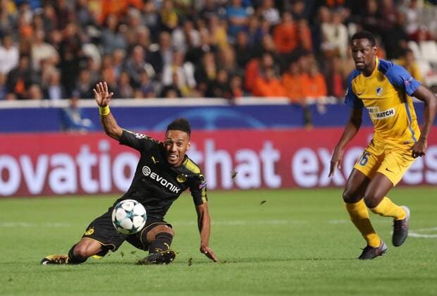 Bilder des Tages - SPORT (171018) -- NICOSIA, Oct. 18, 2017 -- Bortussia Dortmund s Pierre-Emerick Aubameyang (L) vies for the ball during the 2017-2018 Champions League match against Apoel in Nicosia, Cyprus, Oct. 17, 2017. The match tied 1-1. ) (SP)CYPRUS-NICOSIA-SOCCER-UEFA CHAMPIONS LEAGUE-BORTMUND VS APOEL SakisxSavvides 