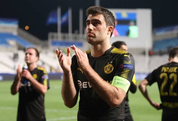 (171018) -- NICOSIA, Oct. 18, 2017 -- Bortussia Dortmund s Sokratis Papastathopoulos greets fans after the 2017-2018 Champions League match against Apoelin Nicosia, Cyprus, Oct. 17, 2017. The match tied 1-1. ) (SP)CYPRUS-NICOSIA-SOCCER-UEFA CHAMPIONS LEAGUE-BORTMUND VS APOEL SakisxSavvides 