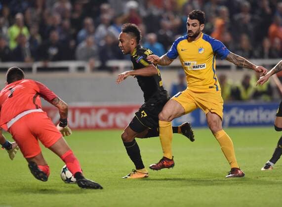 Bilder des Tages - SPORT (171018) -- NICOSIA, Oct. 18, 2017 -- Bortussia Dortmund s Pierre-Emerick Aubameyang (C) vies for the ball during the 2017-2018 Champions League match against Apoel in Nicosia, Cyprus, Oct. 17, 2017. The match tied 1-1. ) (SP)CYPRUS-NICOSIA-SOCCER-UEFA CHAMPIONS LEAGUE-BORTMUND VS APOEL SakisxSavvides 