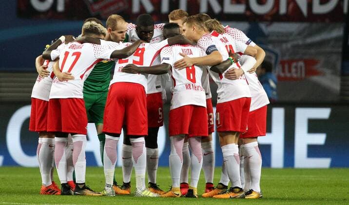 ger UEFA Champions League Fight Lawn ball sport Leipzig vs FC Porto 17 10 17 Leipzig Red Bull Arena ger Season 2017 2018 UEFA Champions League Fight Group G 03 Matchday Lawn ball sport Leipzig vs FC Porto in Picture Crew circle RB Leipzig
