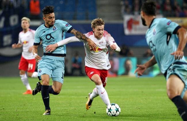 ger UEFA Champions League Fight Lawn ball sport Leipzig vs FC Porto 17 10 17 Leipzig Red Bull Arena ger Season 2017 2018 UEFA Champions League Fight Group G 03 Matchday Lawn ball sport Leipzig vs FC Porto in Picture Emil Forsberg Leipzig against Alex Telles Porto