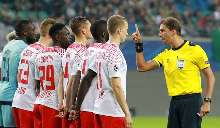 ger UEFA Champions League Fight Lawn ball sport Leipzig vs FC Porto 17 10 17 Leipzig Red Bull Arena ger Season 2017 2018 UEFA Champions League Fight Group G 03 Matchday Lawn ball sport Leipzig vs FC Porto in Picture Referees Paolo Tagliavento admonishes The Players both Teams