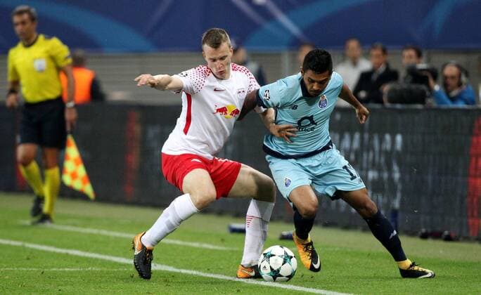 ger UEFA Champions League Fight Lawn ball sport Leipzig vs FC Porto 17 10 17 Leipzig Red Bull Arena ger Season 2017 2018 UEFA Champions League Fight Group G 03 Matchday Lawn ball sport Leipzig vs FC Porto in Picture Lukas Klostermann Leipzig against Jesus Corona Porto