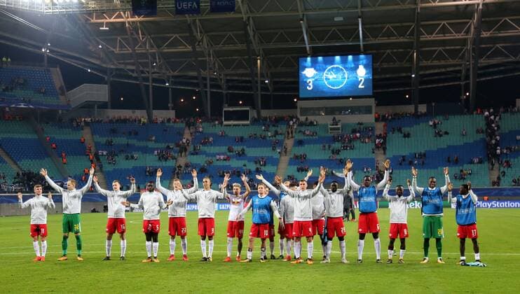 ger UEFA Champions League Fight Lawn ball sport Leipzig vs FC Porto 17 10 17 Leipzig Red Bull Arena ger Season 2017 2018 UEFA Champions League Fight Group G 03 Matchday Lawn ball sport Leipzig vs FC Porto in Picture Final cheering RB Leipzig After the Game Scoreboard announced the Results 3 2