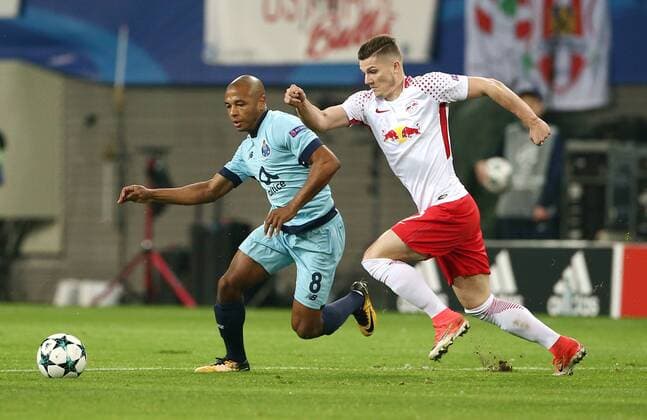 Yacine Brahimi Marcel Sabitzer Action shot Game scene duel Sports Football Football UEFA CL Champions League men Season 2017 2018 17 10 2017 RB Leipzig RBL vs FC Porto
