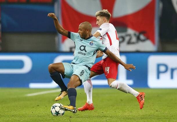 Yacine Brahimi Kevin Kampl Action shot Game scene duel Sports Football Football UEFA CL Champions League men Season 2017 2018 17 10 2017 RB Leipzig RBL vs FC Porto
