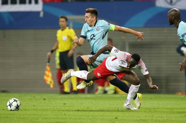 Hector Herrera Jean Kevin Augustin Action shot Game scene duel Sports Football Football UEFA CL Champions League men Season 2017 2018 17 10 2017 RB Leipzig RBL vs FC Porto