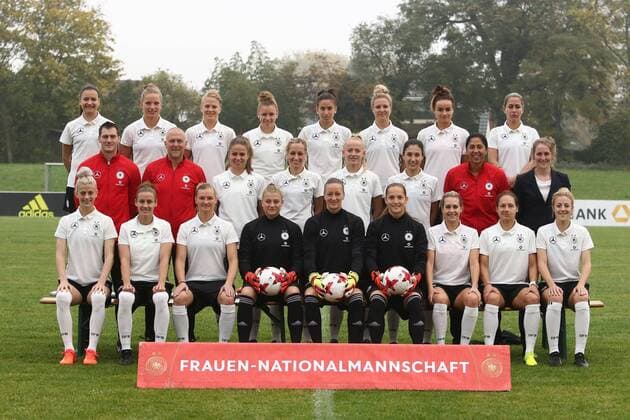 The German Women u0026 39;s national team rear from left Joelle Wedemeyer TaBeA Kemme Leonie Maier Linda Dallmann Hasret Kayikci Svenja Huth Lina Magull Anna Pallor centre from left Goalkeeper coach Simon Panter Co team manager Markus Högner Melanie Leupolz Kathrin Hendrich Lea Schueller Sara Doorsoun Federal trainers Steffi Jones Team manager Maike Seuren front from left Johanna Elsig Simone Laudehr Alexandra Popp Carina Schlueter Almuth Schult Laura Benkrath Lena Goeßling Babett Peter Carolin Simon Photo call Women national team Football 18 10 2017 12 10 2017 Mainz Kastel Copyright: xWeissx Eibner-Pressefotox EP_rws